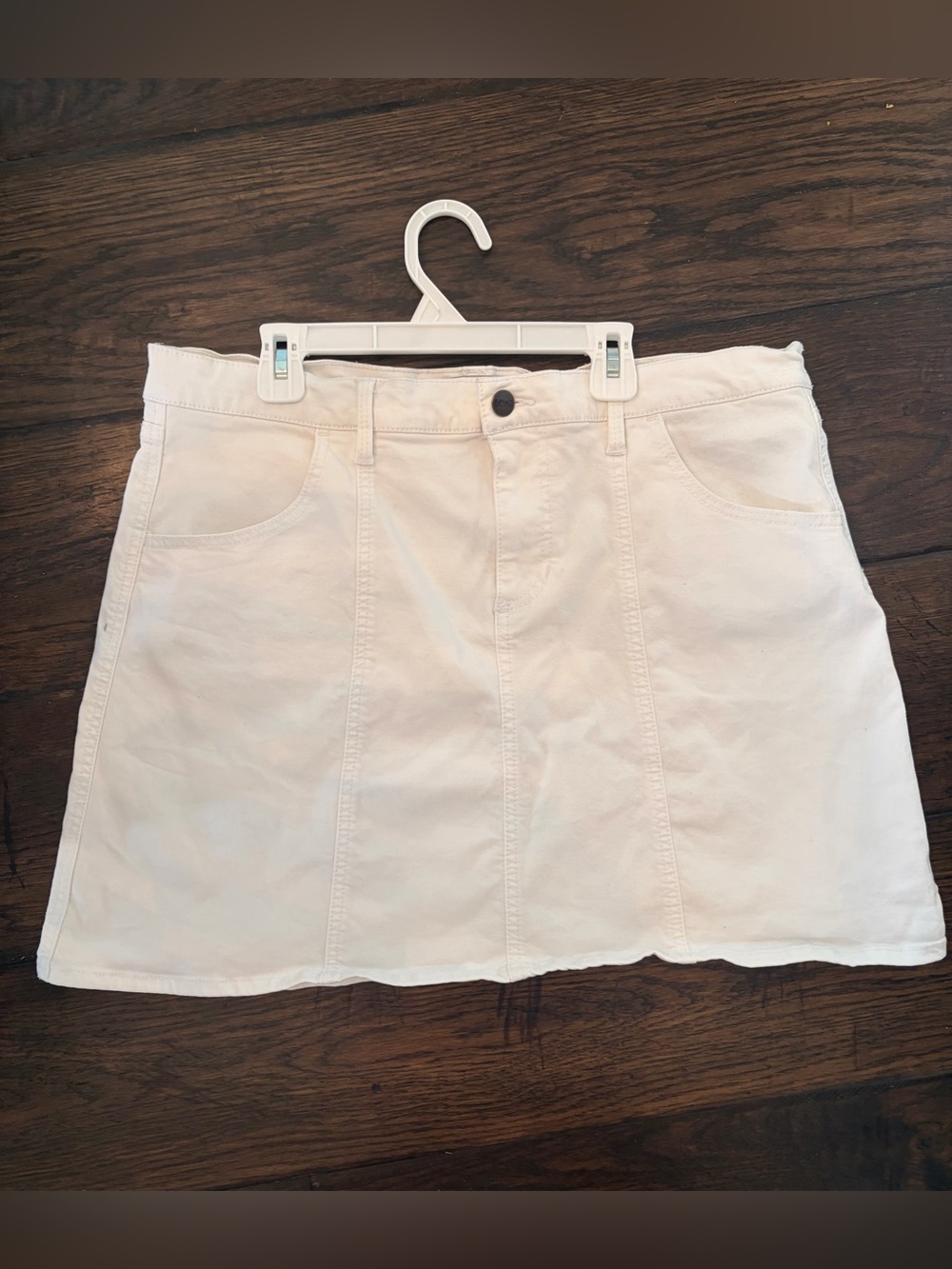 Buffalo Women’s stretchy white denim mini skirt sz 32/14